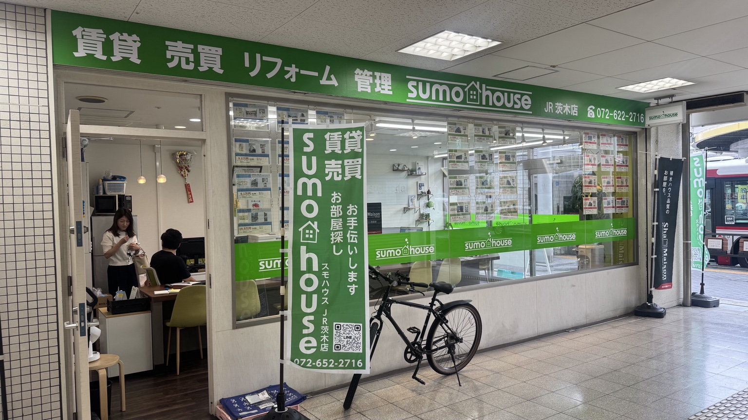 sumohouse JR茨木店の横長の看板と店頭全体が見える外観